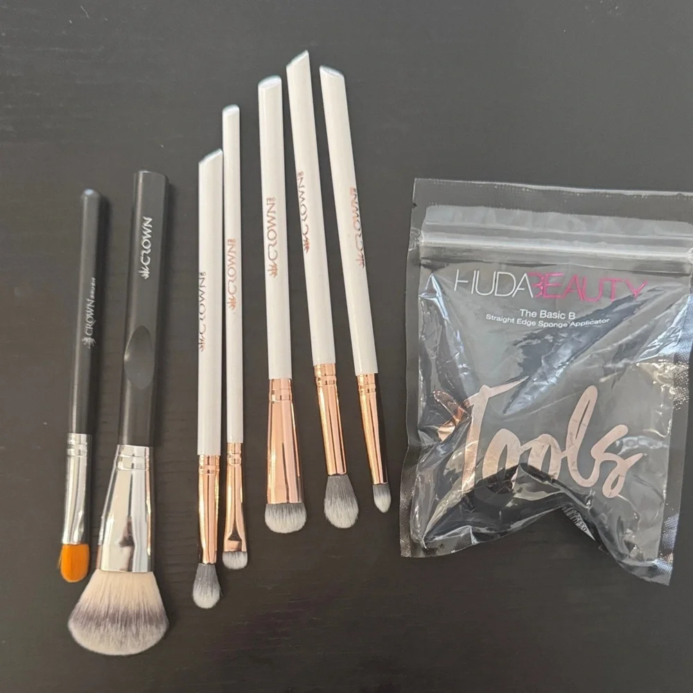 Crown Makeup Assorted Brush Set plus Huda Beauty Sponge